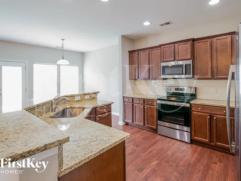 165 Longford Dr — Photo 6