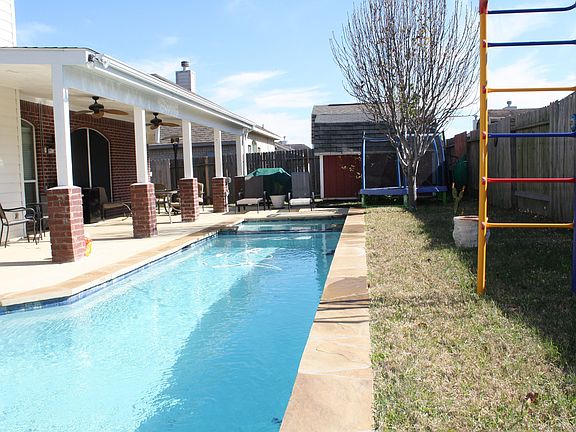 Backyard w pool