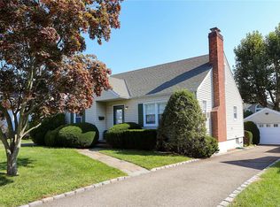 10 Wall St, Glen Head, NY 11545