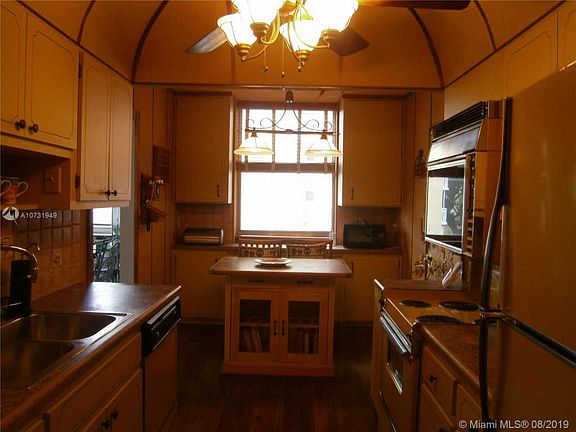 4th image of 4350 Hillcrest Dr APT 201