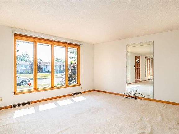 4th image of 52 Fairoaks Ln