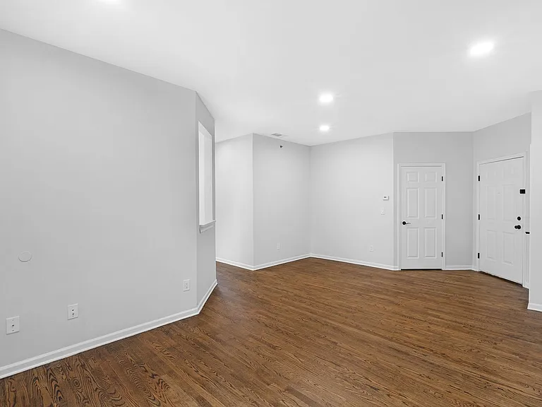 Columbia Court — Photo 30