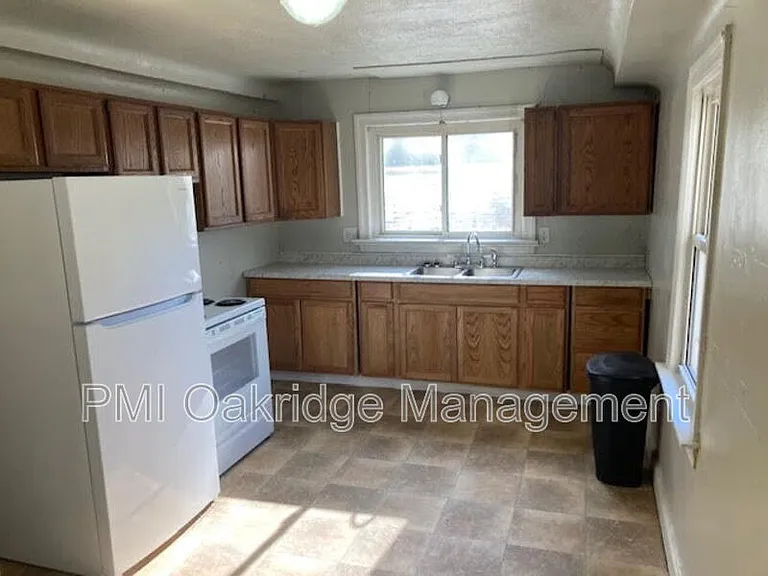 906 1/2 Race Dr — Photo 15