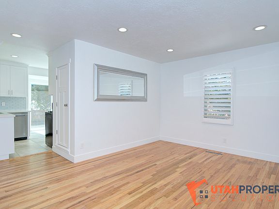 3rd image of 1138 E Hudson Ave