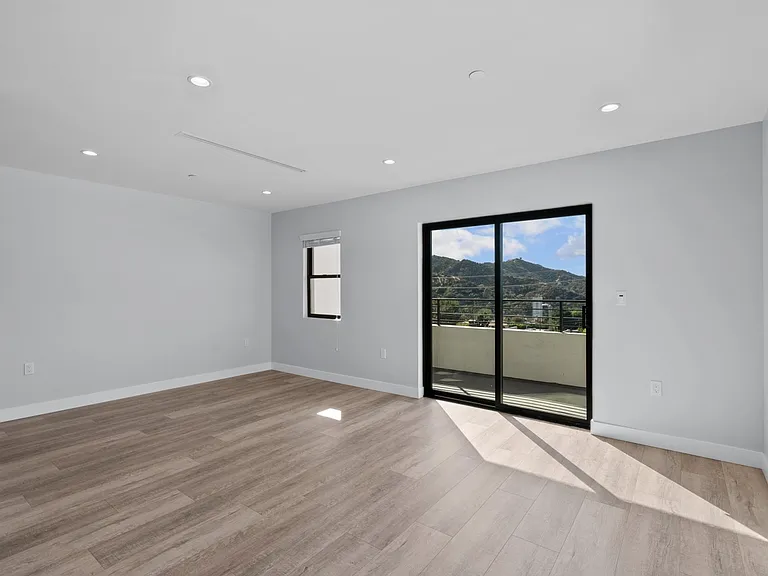 10032 Commerce Ave #4 — Photo 11