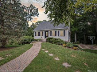 1402 E Fairview Ln, Rochester Hills, MI 48306