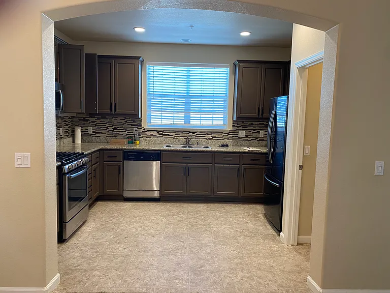639 Livingston Ave — Photo 5