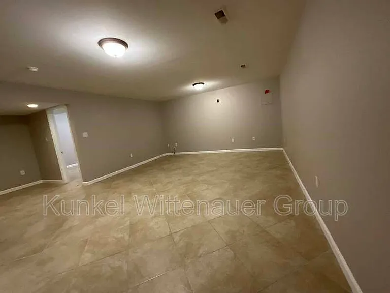 911 Victoria Ln — Photo 31