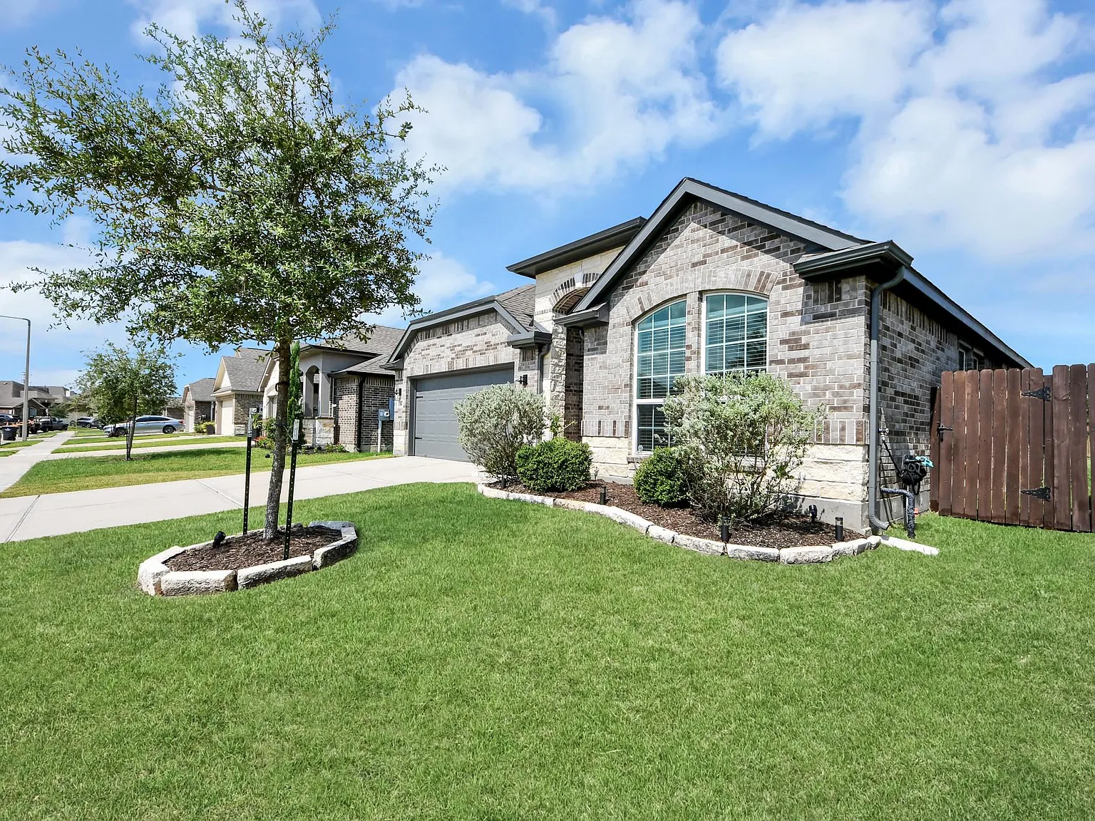 3 bed, 2.0 bath, 1854 sqft, $2,600 — Photo 3