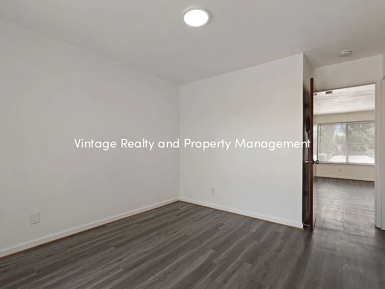 110 E Grove St — Photo 40