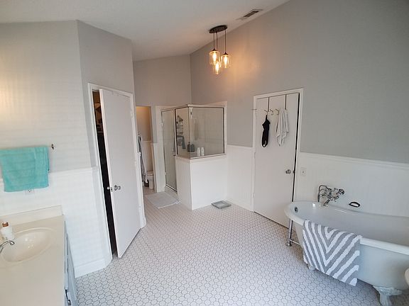 3rd image of 6820 N Park Dr