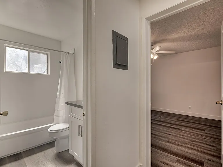 Lanark Park Apartments — Photo 15