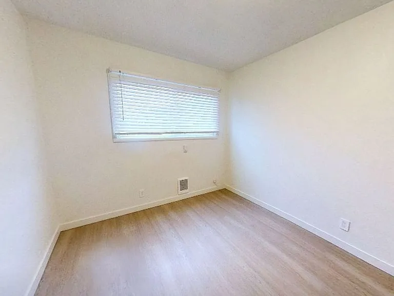 490 S State St — Photo 9