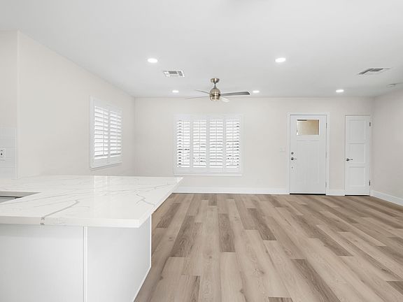 4th image of 533 W Missouri Ave
