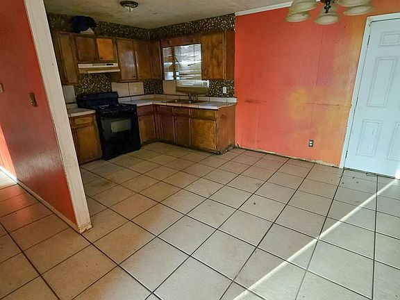 2nd image of 708 Saint Charles St