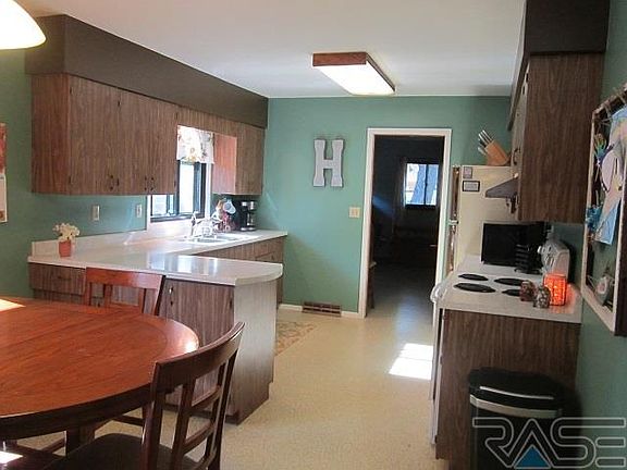 4th image of 819 N Maplewood Dr