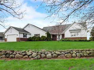 S66W24250 Skyline Ave, Waukesha, WI 53189