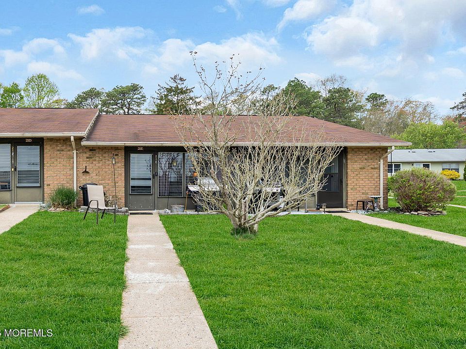 1st image of 21E Yorkshire Court