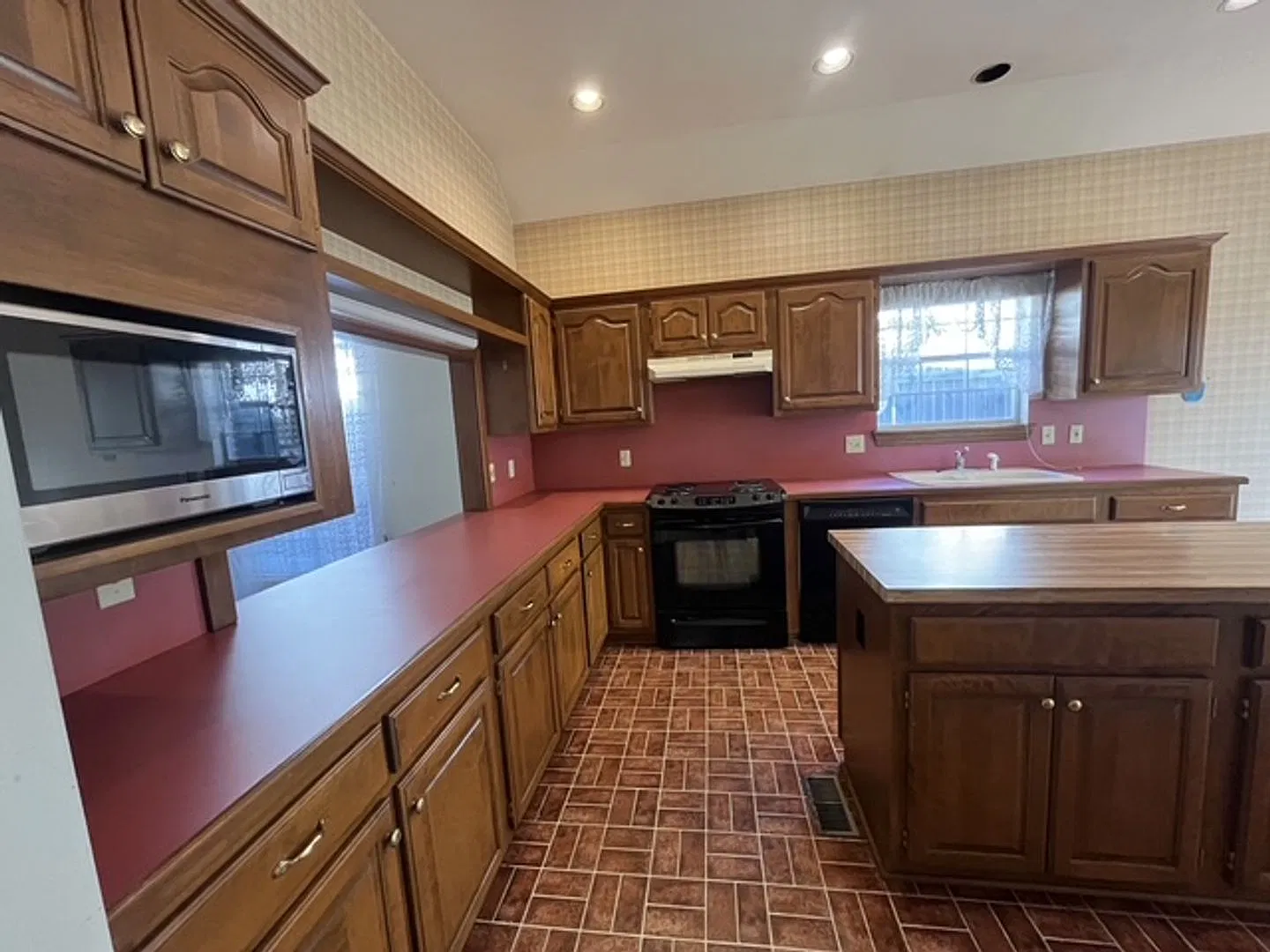 Charming 3 bed 2 bath at 91st and Harvard, close to shopping, creek turnpike, river trails, and D... — Photo 4