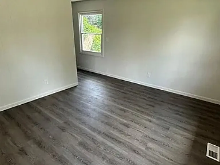 1515 Andrews Dr — Photo 2