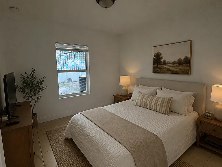 ____ Demo furnishings only. Apartment is rented unfurnished.
____ Mobiliario de muestra. El apartamento se renta sin amueblar.