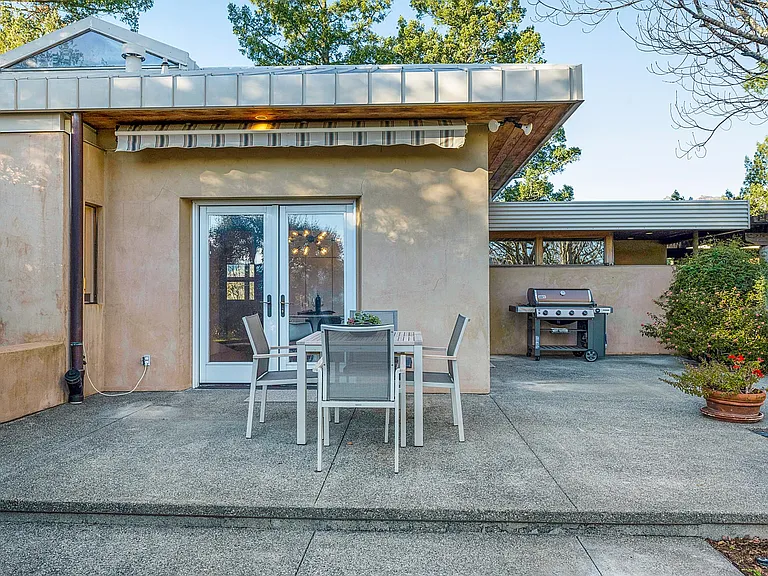 Kitchen Patio (Awning Retracted) with Outdoor Sonos System