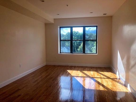 4th image of 95 N Walnut St APT 205