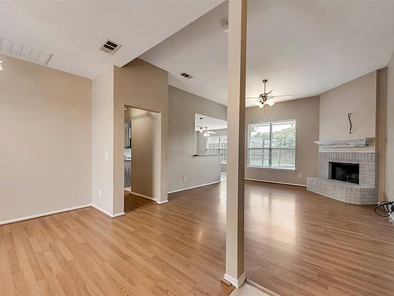 4th image of 105 Windy Knoll Ln