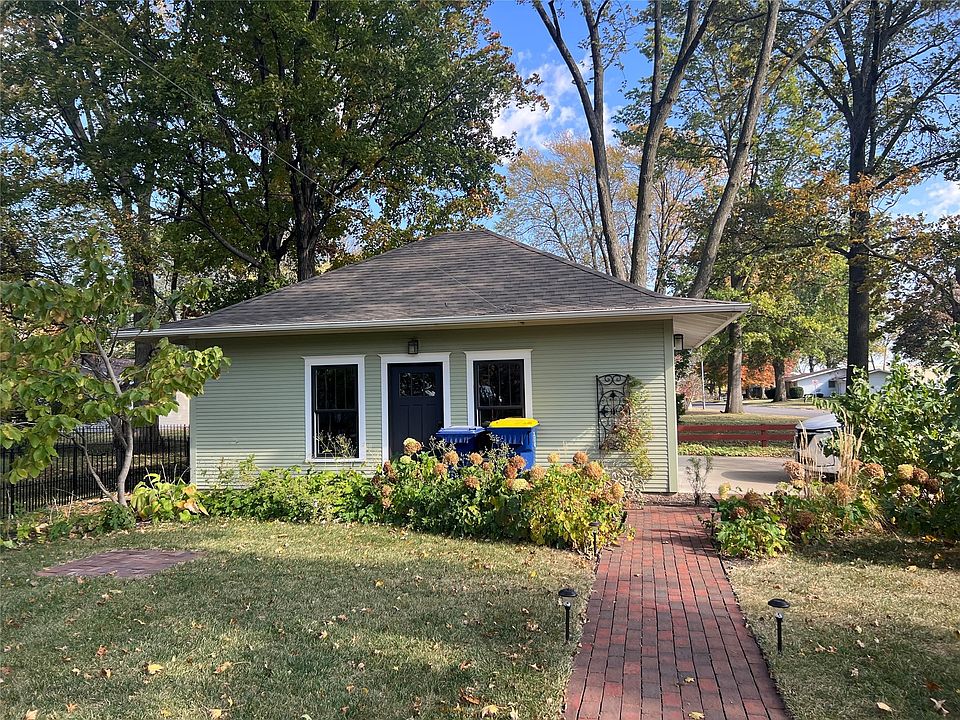 2nd image of 1304 Main St