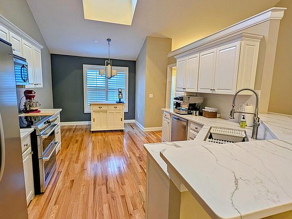3rd image of 7871 Linksview Cir