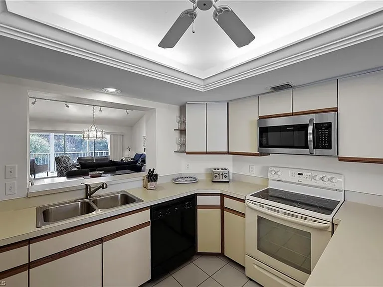 4240 Lake Forest Dr #423 — Photo 11