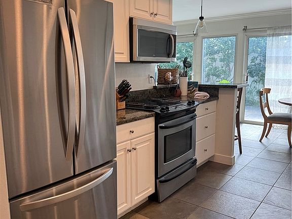 4th image of 2522 University Dr