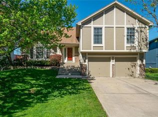 12222 S Shannan Ln, Olathe, KS 66062