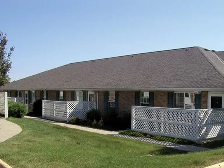 44 Colonial Dr — Photo 1