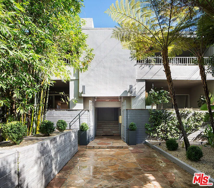1 bed, 1.0 bath, 1100 sqft, $5,720 — Photo 2
