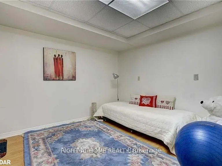 369 Hickling Trl #LOWER — Photo 5