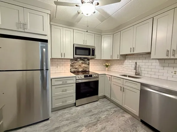 6 Old Stone Way APT 3, Weymouth, MA 02189