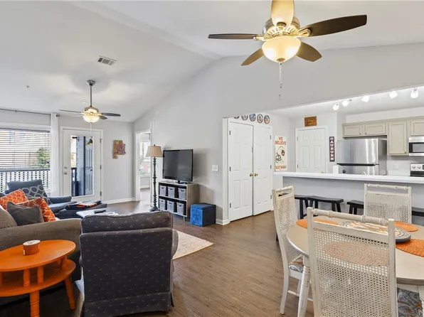 1114 S College St APT 5-203, Auburn, AL 36832