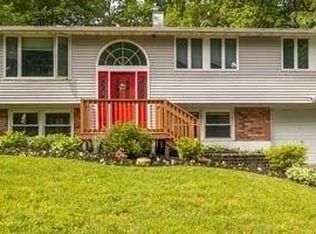 4 Woodchuck Ln, East Setauket, NY 11733