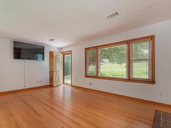 5th image of 2645 Parkview Dr