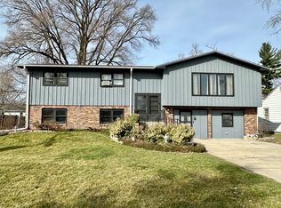 8020 Ravere St, Machesney Park, IL 61115