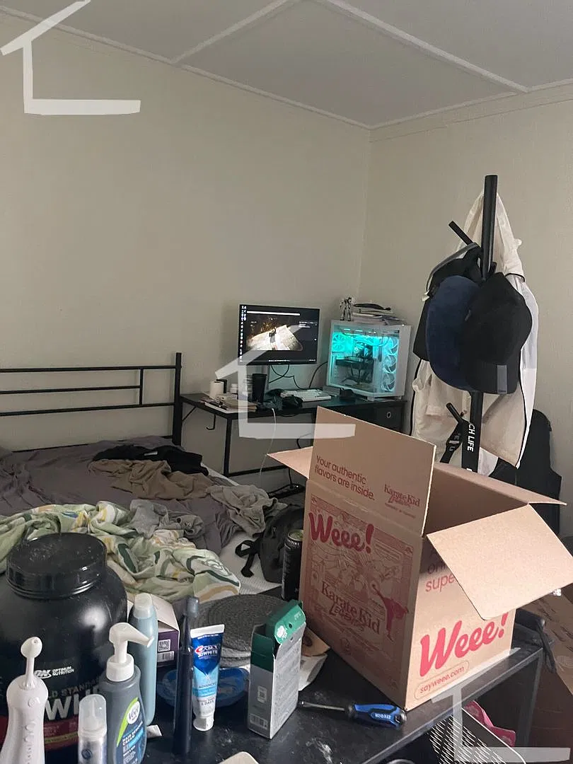 No Brokers Fee, No Security Deposit, Heat Hot Water Included, 2 Bedrooms With No Livingroom, Laun... — Photo 4