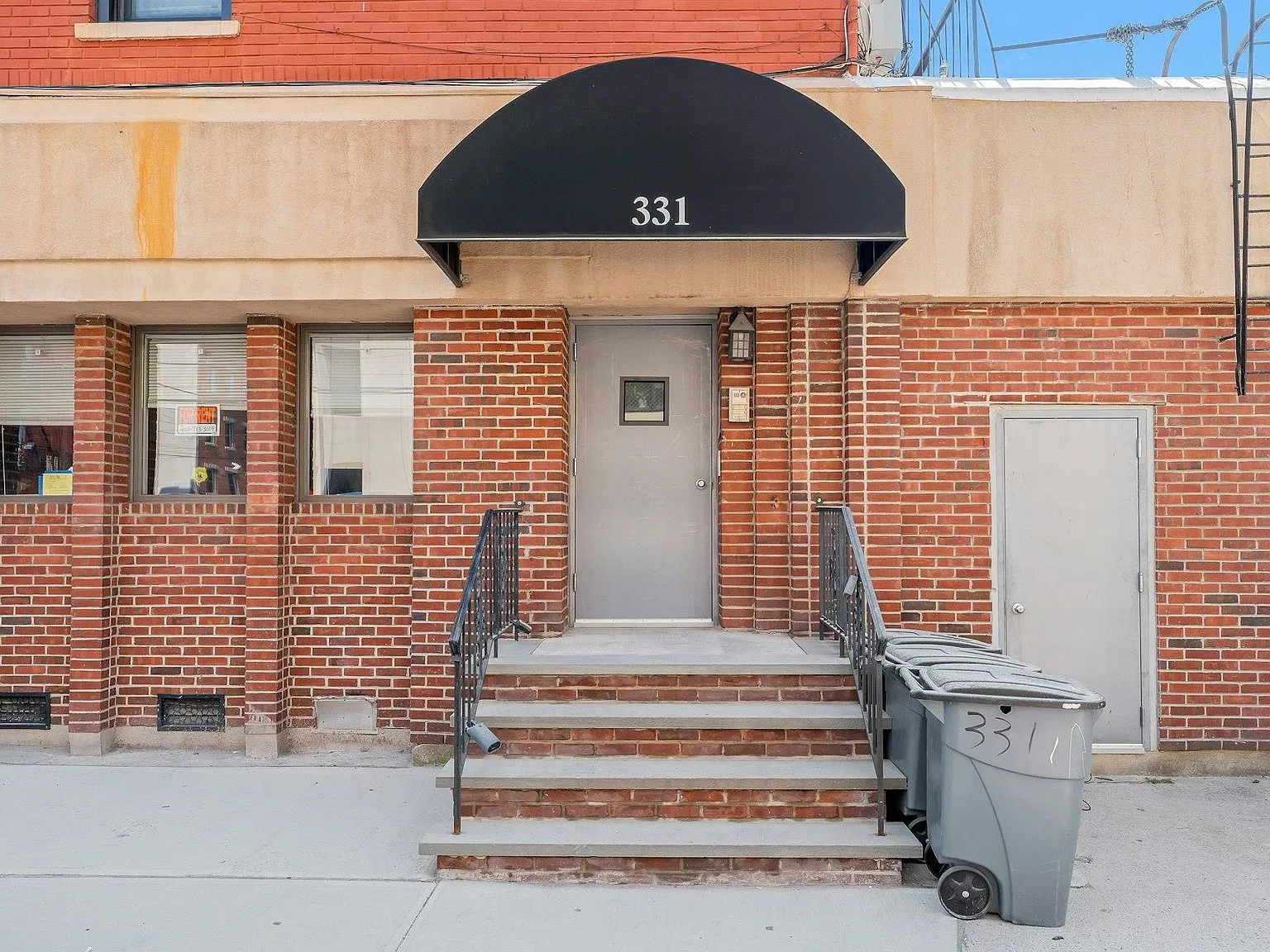 3 bed, 1.0 bath, 1050 sqft, $3,725 — Photo 1