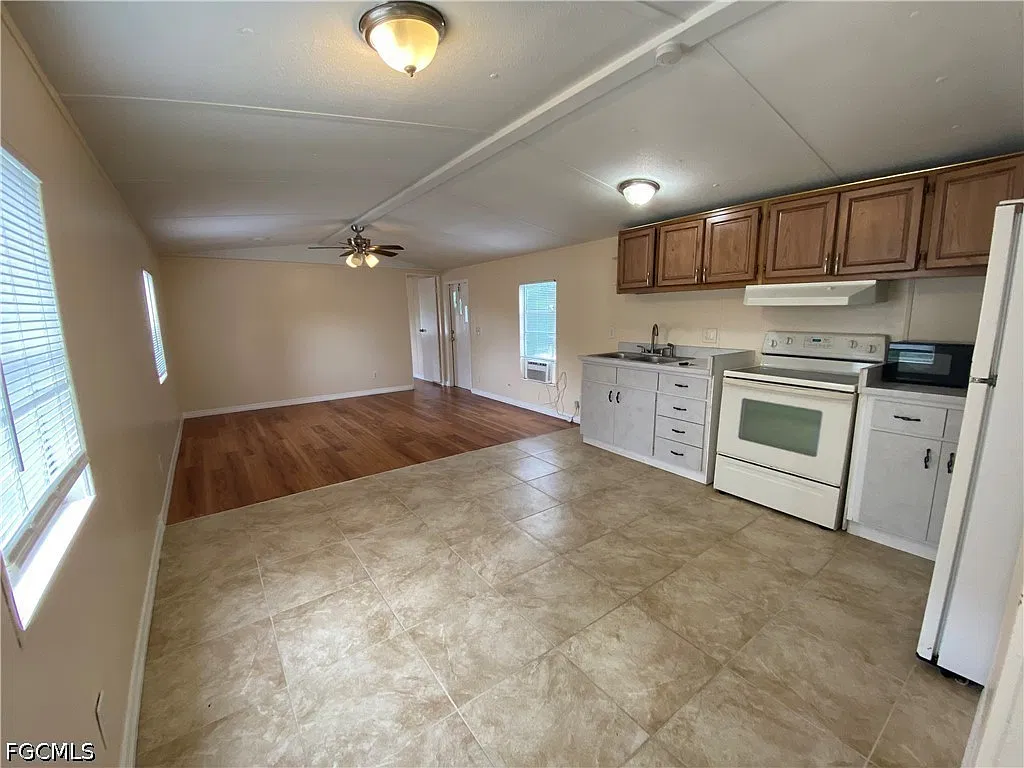 2 bed, 1.5 bath, 784 sqft, $1,100 — Photo 3