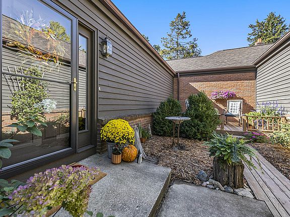 2nd image of 2660 Wyndham Dr SE
