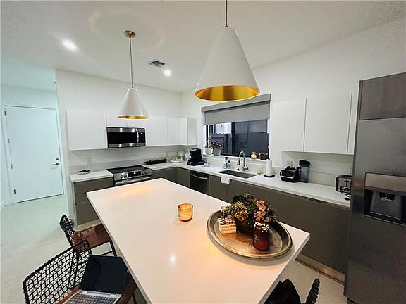 4th image of 310 SW 9th St #1