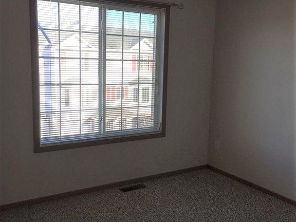 5th image of 2991 Village Ln