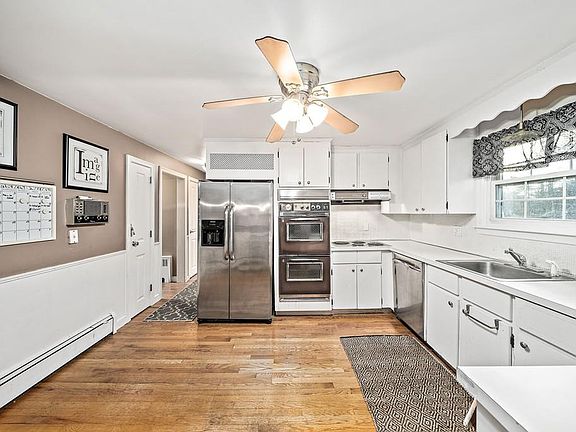 4th image of 135 Saint Claire St