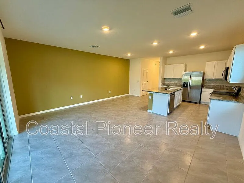 3 bed, 2.5 bath, 1758 sqft, $2,075 — Photo 4