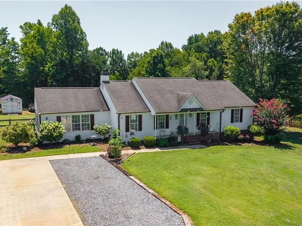 207 Whitestone Dr, Greensboro, NC 27455
